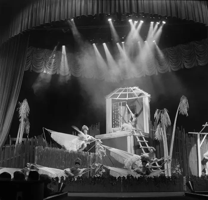 Framed Print : Moulin Rouge nightclub