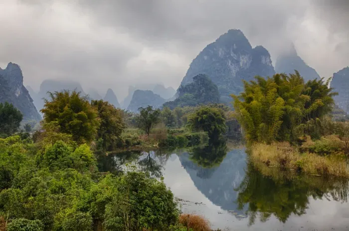 Framed Print : Mountains and Li River in fog, Yang Shou, China