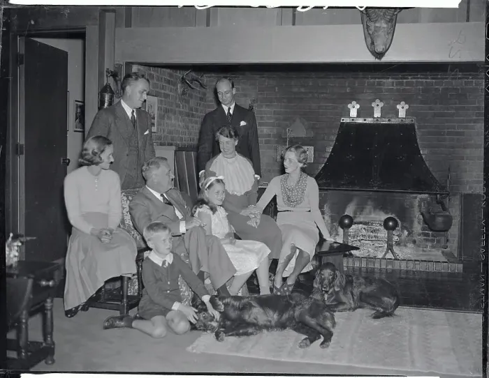 Framed Print : Mr. and Mrs. Franklin Roosevelt Visiting Family Framed Print : Mr. and Mrs. Franklin Roosevelt Visiting Family