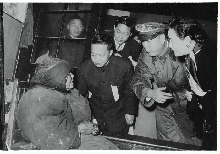 Framed Print : Mrs. Chiang Kai-Shek Speaking to an Old Lady Framed Print : Mrs. Chiang Kai-Shek Speaking to an Old Lady