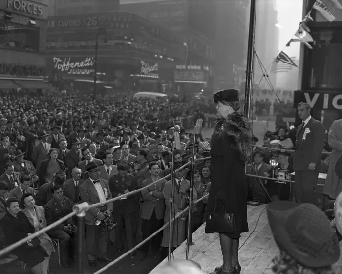Framed Print : Mrs. Eleanor Roosevelt Addressing Crowd in Times Square Framed Print : Mrs. Eleanor Roosevelt Addressing Crowd in Times Square