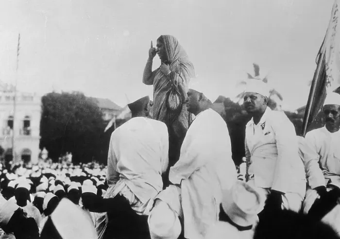 Framed Print : Mrs. Sarojini Naida Aiding in Salt Protest