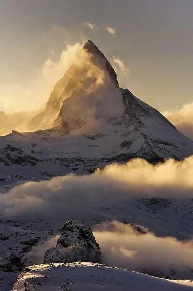 Mt Matterhorn in the light of the setting sun, Zermatt, Valais, Switzerland, Europe, Europe - IMPORTANT Non-exclusive usage, retail calendar, duration Jan. 1, 2016 - Dec. 31, 2016, territory DEU, AUT, CHE -