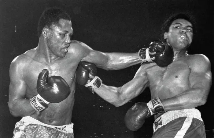 Framed Print : Muhammad Ali fighting Joe Frazier Framed Print : Muhammad Ali fighting Joe Frazier