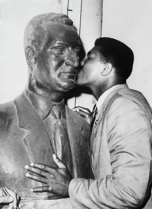 Framed Print : Muhammad Ali Kissing Abdel Nasser Statue Framed Print : Muhammad Ali Kissing Abdel Nasser Statue