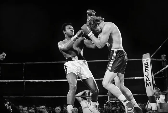 Framed Print : Muhammad Ali Punching Joe Bugner Framed Print : Muhammad Ali Punching Joe Bugner