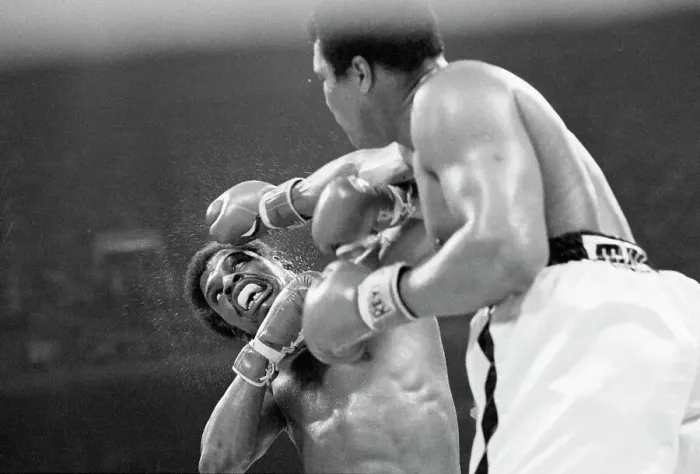 Framed Print : Muhammad Ali Punching Leon Spinks Framed Print : Muhammad Ali Punching Leon Spinks