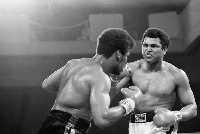 Framed Print : Muhammad Ali Punching Leon Spinks Framed Print : Muhammad Ali Punching Leon Spinks