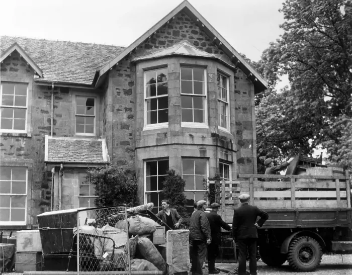 Framed Print : Mull Move. 11th July 1953: Furniture belonging to a family moving Framed Print : Mull Move. 11th July 1953: Furniture belonging to a family moving