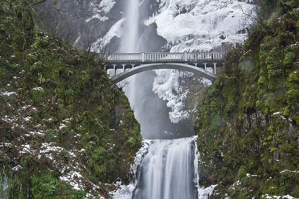 Multnomah Falls in winter, Columbia Gorge, Oregon, USA