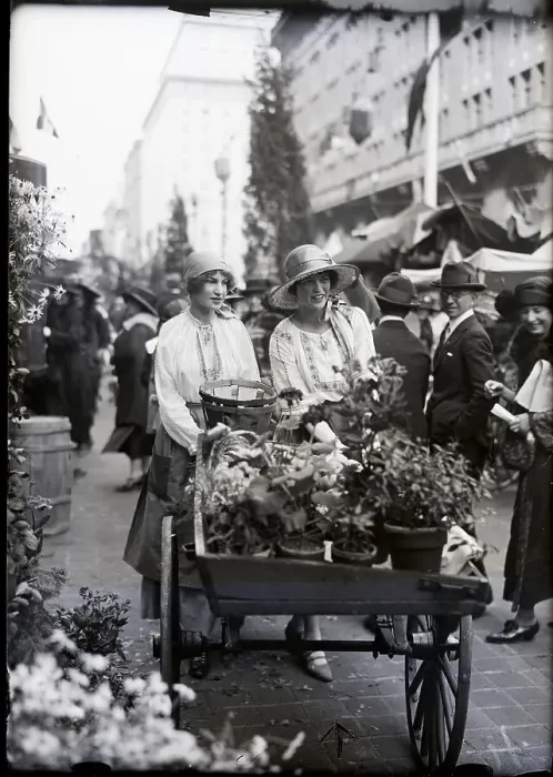 Framed Print : Muriel Vanderbilt Selling Flowers