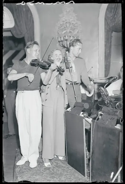 Framed Print : Musicians at Antibes Ball