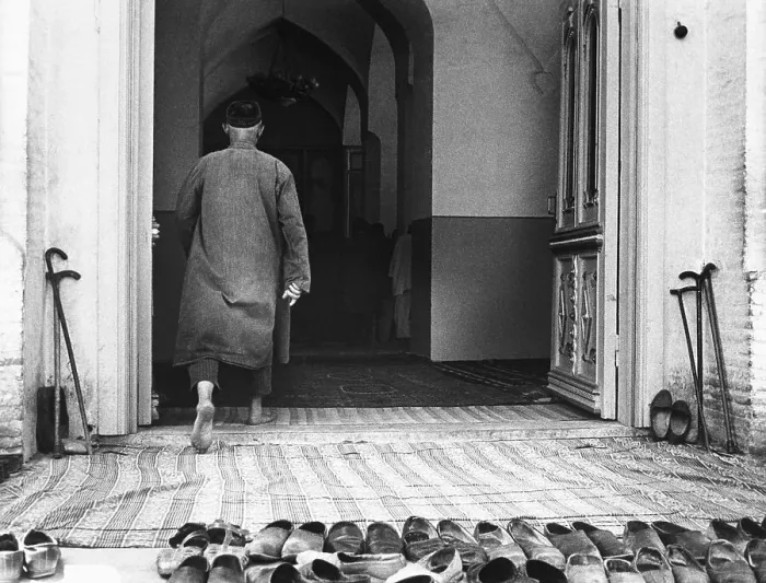 Framed Print : Muslim Entering Tashkent Mosque Framed Print : Muslim Entering Tashkent Mosque