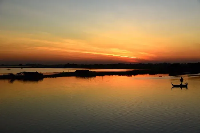 Framed Print : Myanmar sunset on Taugthaman lake Framed Print : Myanmar sunset on Taugthaman lake