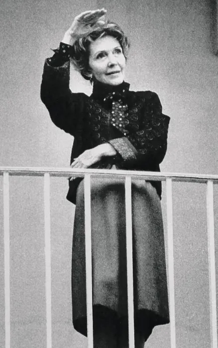 Framed Print : Nancy Reagan Waving Framed Print : Nancy Reagan Waving