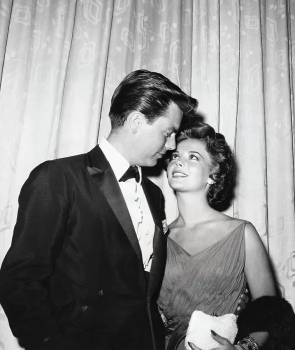 Framed Print : Natalie Wood with Robert Wagner