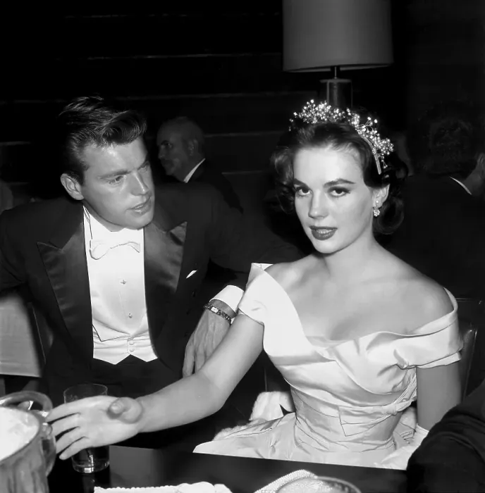 Framed Print : Natalie Wood And Robert Wagner Framed Print : Natalie Wood And Robert Wagner