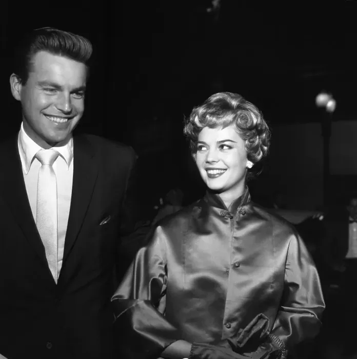Framed Print : Natalie Wood And Robert Wagner Framed Print : Natalie Wood And Robert Wagner