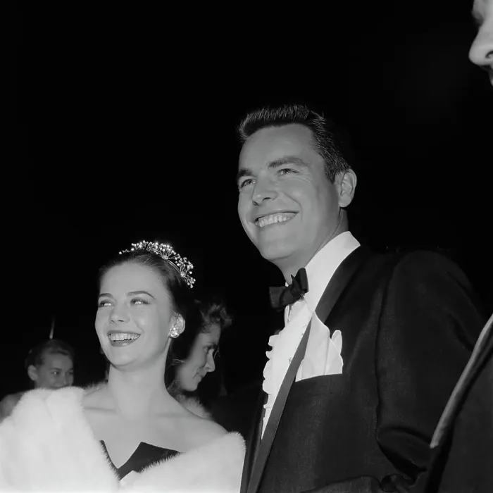 Framed Print : Natalie Wood & Robert Wagner Framed Print : Natalie Wood & Robert Wagner