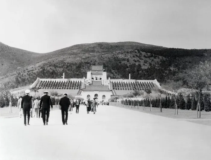 Framed Print : Navy Officers at Tomb of Dr. Sun Yat Sen Framed Print : Navy Officers at Tomb of Dr. Sun Yat Sen