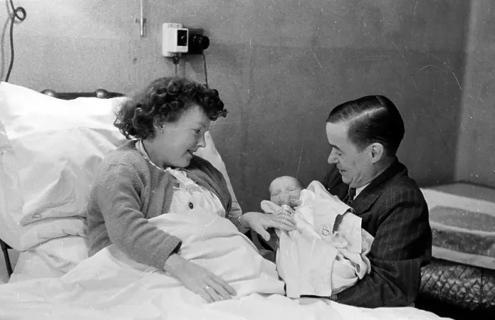 Framed Print : New Baby. 31st October 1953: Jackie Hall, who is 4 ft 2 inches tall Framed Print : New Baby. 31st October 1953: Jackie Hall, who is 4 ft 2 inches tall