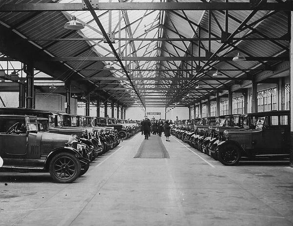 New Cars. circa 1925: A show warehouse of cars. (Photo by Hulton Archive / Getty Images)