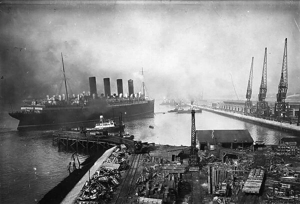 New Dock. 19th October 1932: The Cunard liner Mauretania being towed into the West Dock