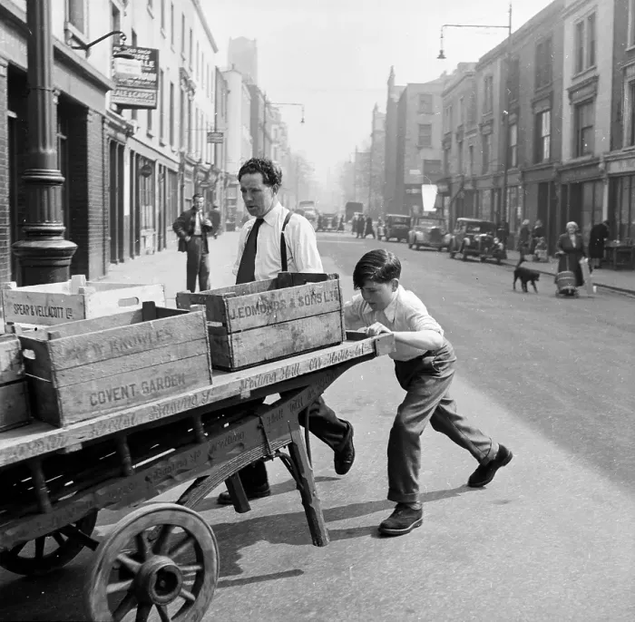 Framed Print : New Job. 16th May 1953: Now a barrow boy, ex- boxer Billy Gibbs Framed Print : New Job. 16th May 1953: Now a barrow boy, ex- boxer Billy Gibbs