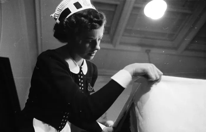 Framed Print : New Nippy. 24th January 1953: Irish born Mary Hilton adjusts a buffet cloth Framed Print : New Nippy. 24th January 1953: Irish born Mary Hilton adjusts a buffet cloth
