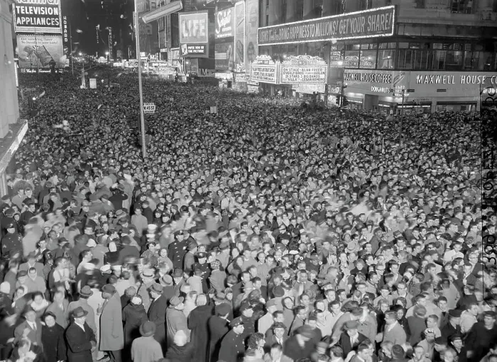 Framed Print : New Year's Crowd in Times Square, 1959 Framed Print : New Year's Crowd in Times Square, 1959