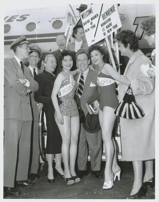 Framed Print : New York Mayor Robert Wagner with French Beauty Queens Framed Print : New York Mayor Robert Wagner with French Beauty Queens