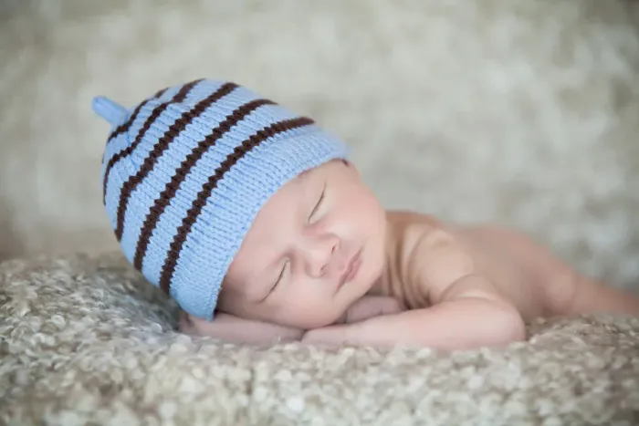 Framed Print : Newborn baby, 3 weeks, sleeping, wearing a hat Framed Print : Newborn baby, 3 weeks, sleeping, wearing a hat