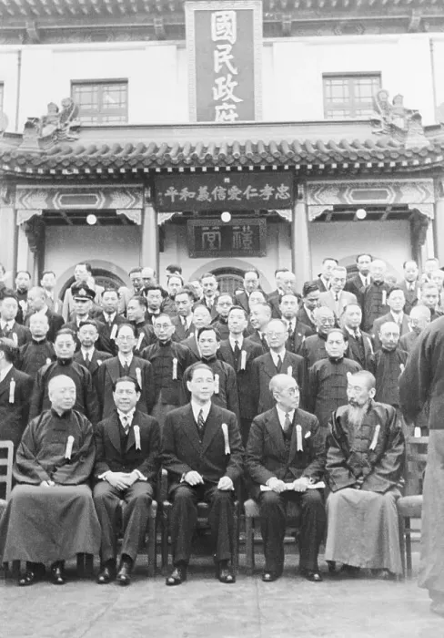 Framed Print : Newly Chosen Chinese Cabinet Posing Together Framed Print : Newly Chosen Chinese Cabinet Posing Together
