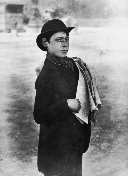 Framed Print : News Boy. circa 1900: A London news boy selling copies of a newspaper Framed Print : News Boy. circa 1900: A London news boy selling copies of a newspaper