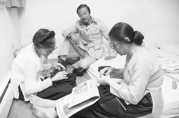 Framed Print : Nguyen Cao Ky Sitting with Relatives Framed Print : Nguyen Cao Ky Sitting with Relatives