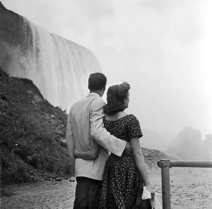 Framed Print : Niagara Couple Framed Print : Niagara Couple