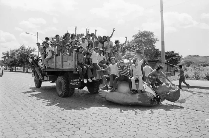 Framed Print : Nicaraguans On Truck Drag Statue Framed Print : Nicaraguans On Truck Drag Statue