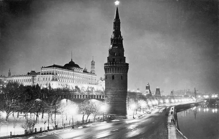 Framed Print : Nighttime at Kremlin Area Framed Print : Nighttime at Kremlin Area