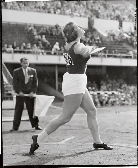 Framed Print : Nina Romaschkova Throwing Discus at The Olympics Framed Print : Nina Romaschkova Throwing Discus at The Olympics