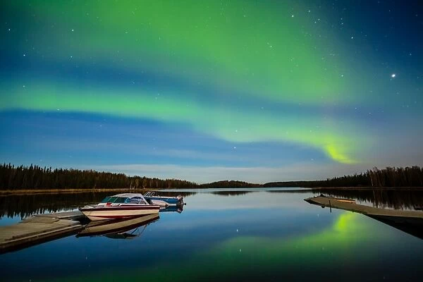 Northern lights reflection acros a lake
