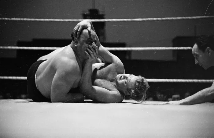 Framed Print : Nose Hold. 30th July 1949: American wrester Roy McLarty tries grabbing Bert Assirati Framed Print : Nose Hold. 30th July 1949: American wrester Roy McLarty tries grabbing Bert Assirati