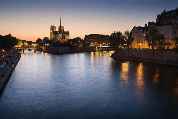 Notre Dame de Paris at sunset from Pont de la Tournelle