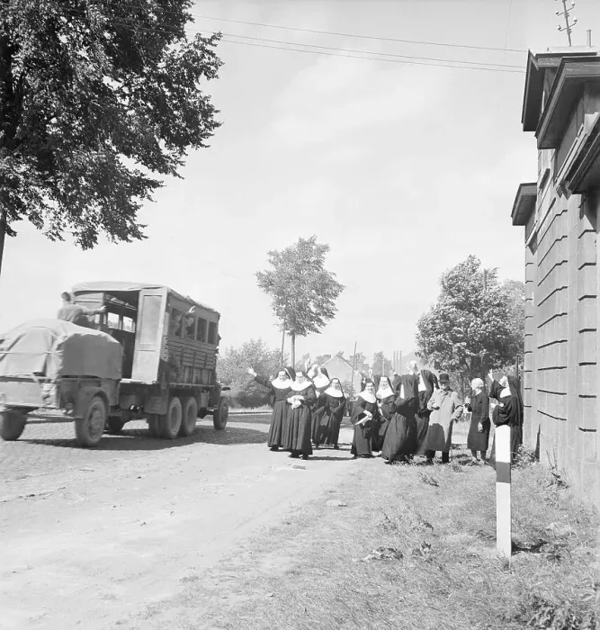 Framed Print : Nuns Welcoming Americans Soldiers to Belgium Framed Print : Nuns Welcoming Americans Soldiers to Belgium