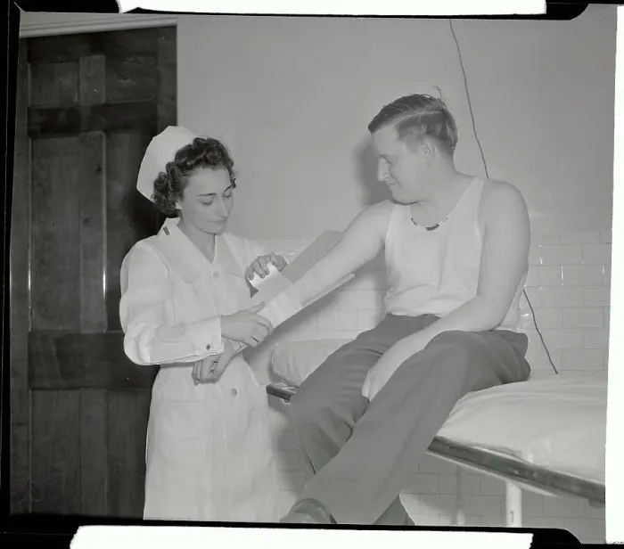 Framed Print : Nurse Applying Splint to Arm of Soldier Framed Print : Nurse Applying Splint to Arm of Soldier