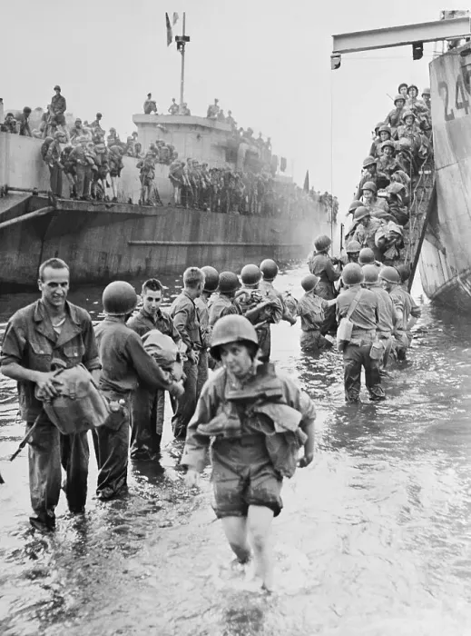 Framed Print : Nurse and Soldiers Arriving on Shore of Naples Framed Print : Nurse and Soldiers Arriving on Shore of Naples