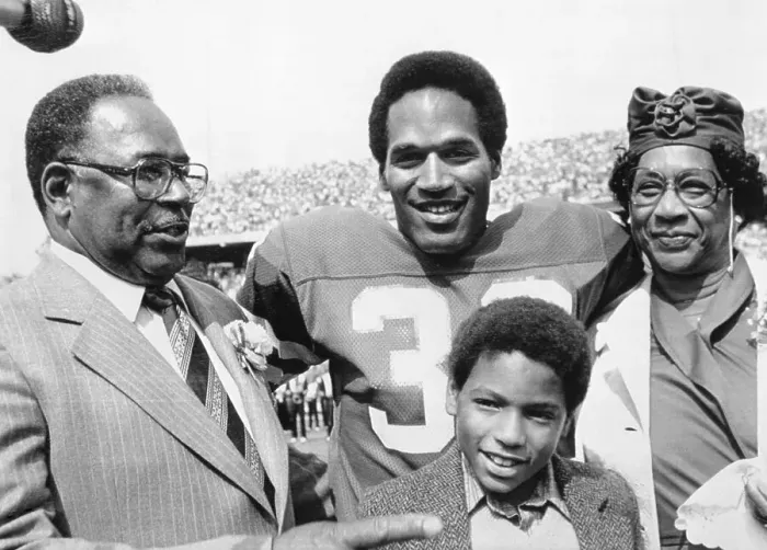 Framed Print : O.J. Simpson Pictured With Parents & Son Framed Print : O.J. Simpson Pictured With Parents & Son