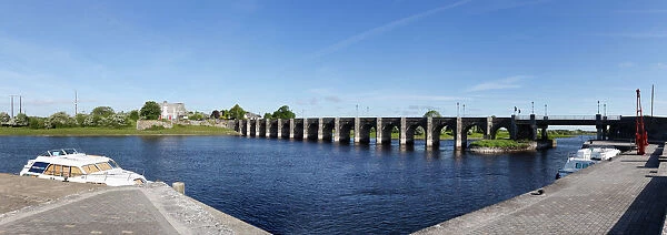 Old bridge over the River Shannon, Shannonbridge, County Offaly and Roscommon, Ireland, Europe