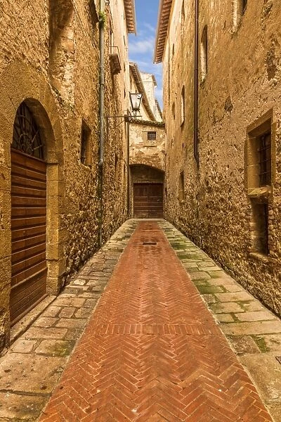Old Town. Ally way leading to door. Siena a city in west central Italy, in Tuscany; pop