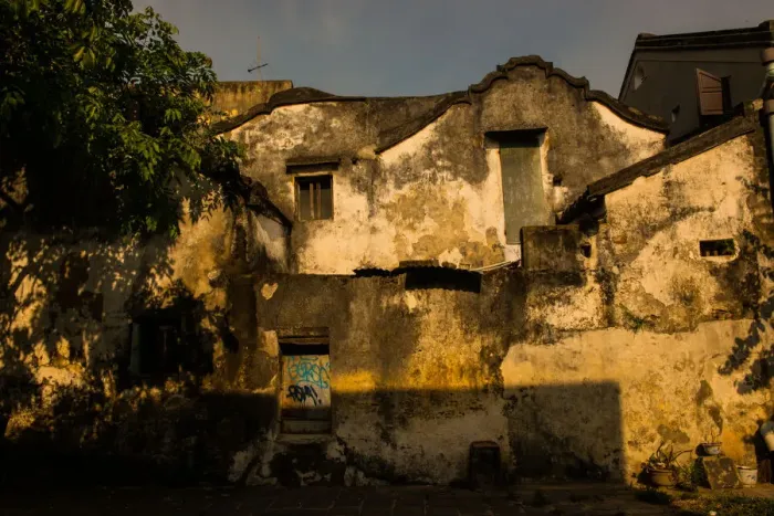 Framed Print : Old wall in Hoi An - Vietnam Framed Print : Old wall in Hoi An - Vietnam
