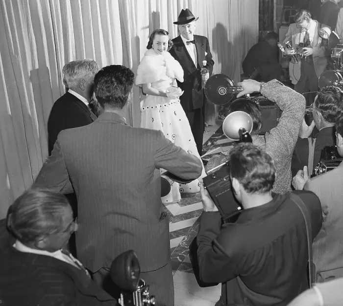 Framed Print : Olivia De Havilland Arriving at Oscars Framed Print : Olivia De Havilland Arriving at Oscars